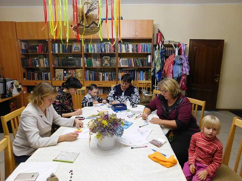 «Здоровьесберегающая пятница»: состоялось арт-терапевтическое занятие психолога и дефектолога Тамары Мелиховой