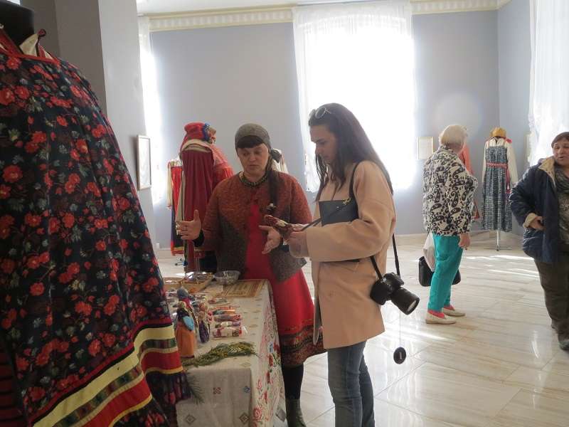 Елена Вернидубова представила в Сочи работы мастеров Семейного центра мастерства и ремесел Камышина