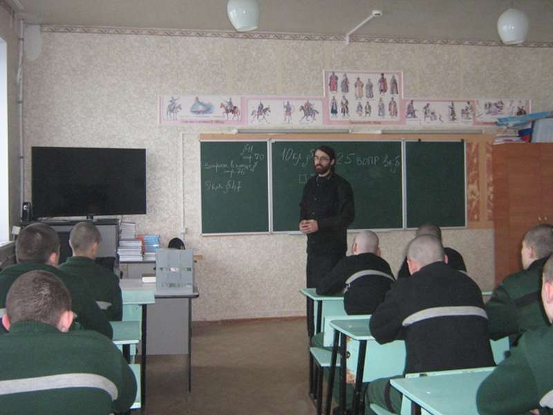 Воспитательную колонию посетили священник и руководитель добровольческого движения