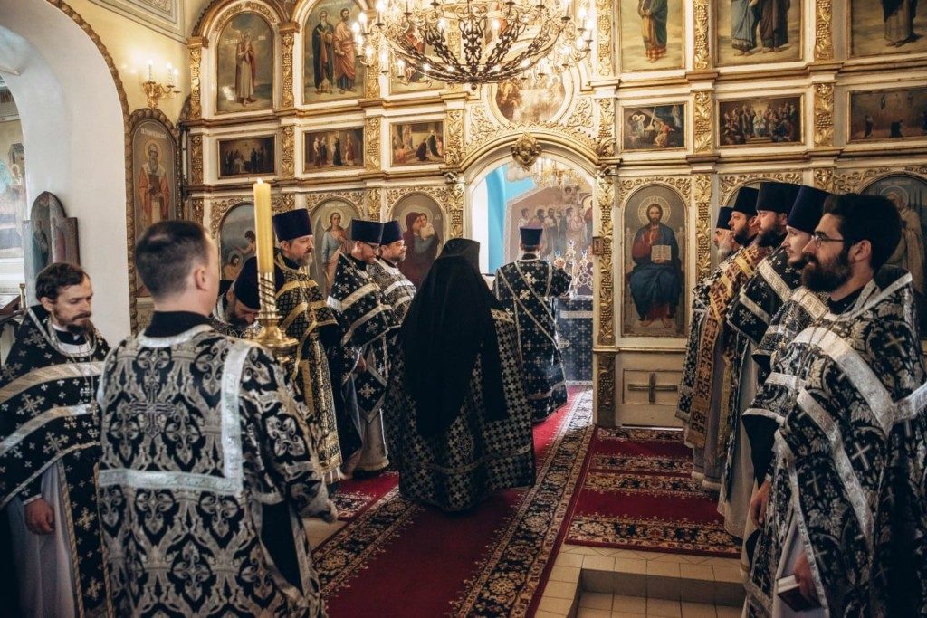 Схиархимандрит Илий (Ноздрин) совершил Литургию в Никольском соборе Камышина