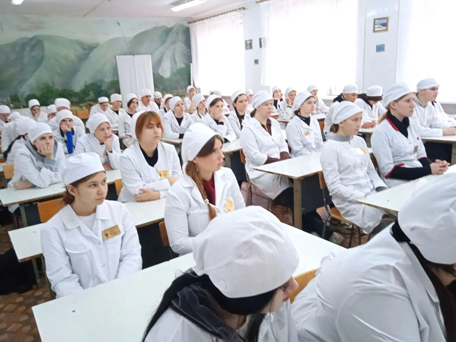 Клирик Никольского собора посетил студентов медицинского колледжа
