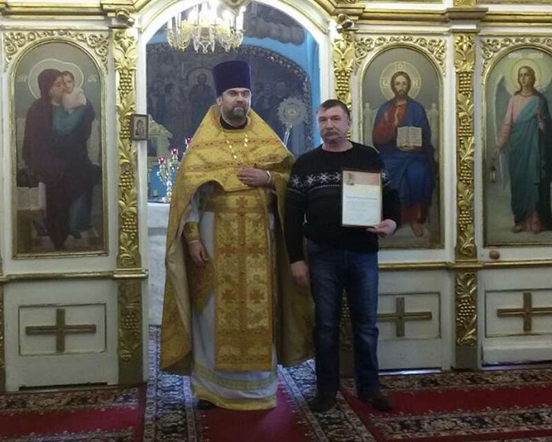 Протоиерей Алексий Кузнецов вручил благодарственные письма сотрудникам Никольского собора и участникам добровольческого движения