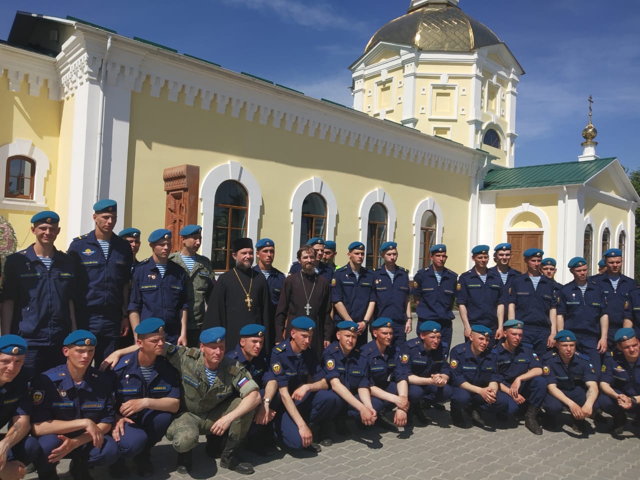 Военнослужащие в храме