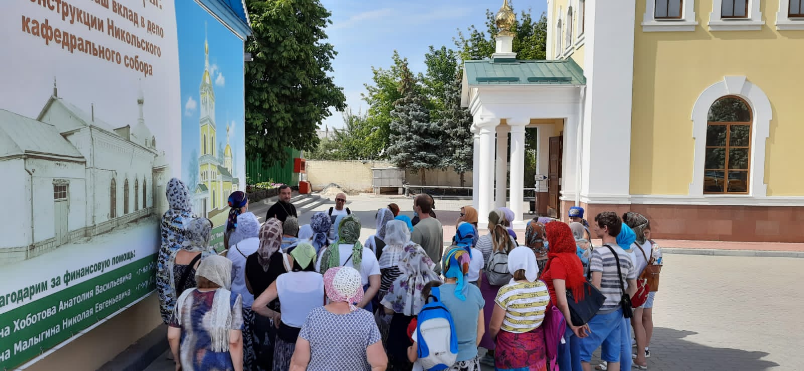 Паломники из Волгограда посетили Никольский кафедральный собор.
