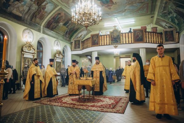 Как отметили престольный праздник в Никольском кафедральном соборе: фоторепортаж