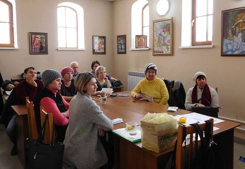 «Успешные родители»: мамы и папы учились сидеть на трех стульях
