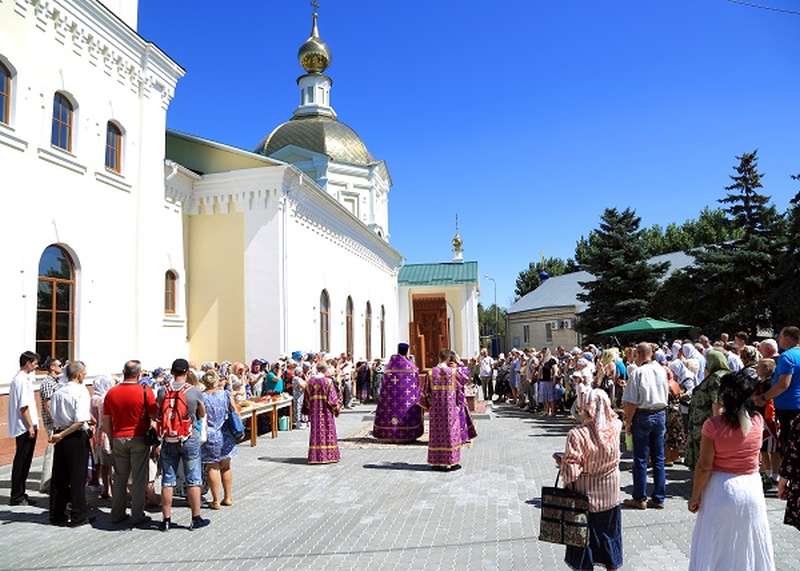 Начался Успенский пост: Медовый Спас в Никольском кафедральном соборе Камышина (ФОТО)