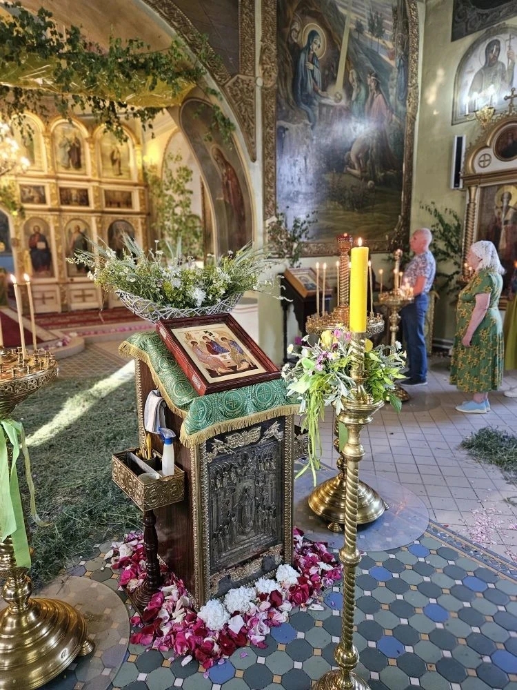В Никольском кафедральном соборе торжественно встретили праздник Святой Троицы (Пятидесятницы)