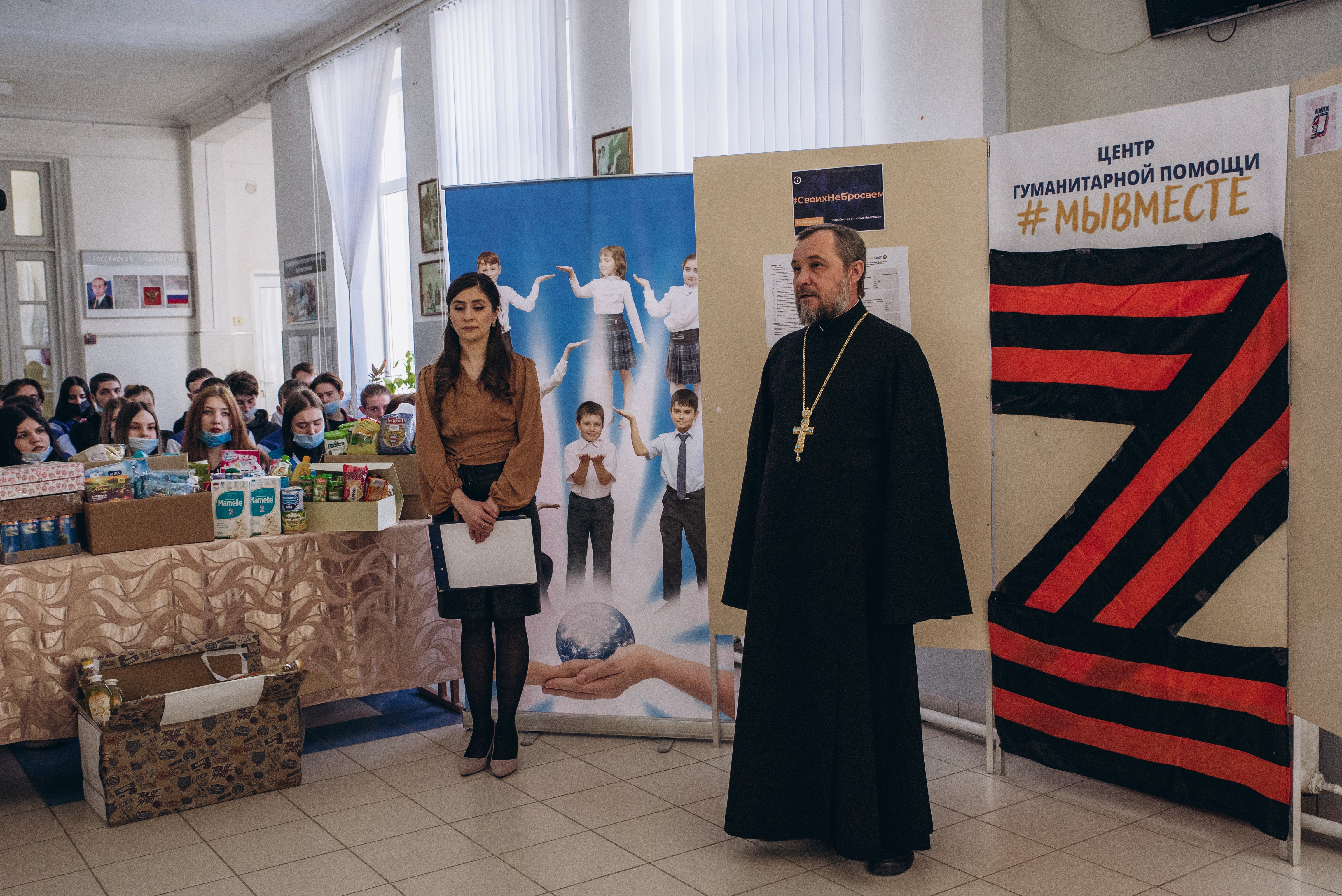 Старший священник Никольского кафедрального собора Николай Караичев принял участие в открытии Центра гуманитарной помощи #МЫВМЕСТЕ, которое состоялось в индустриально-педагогическом колледжа имени Маресьева