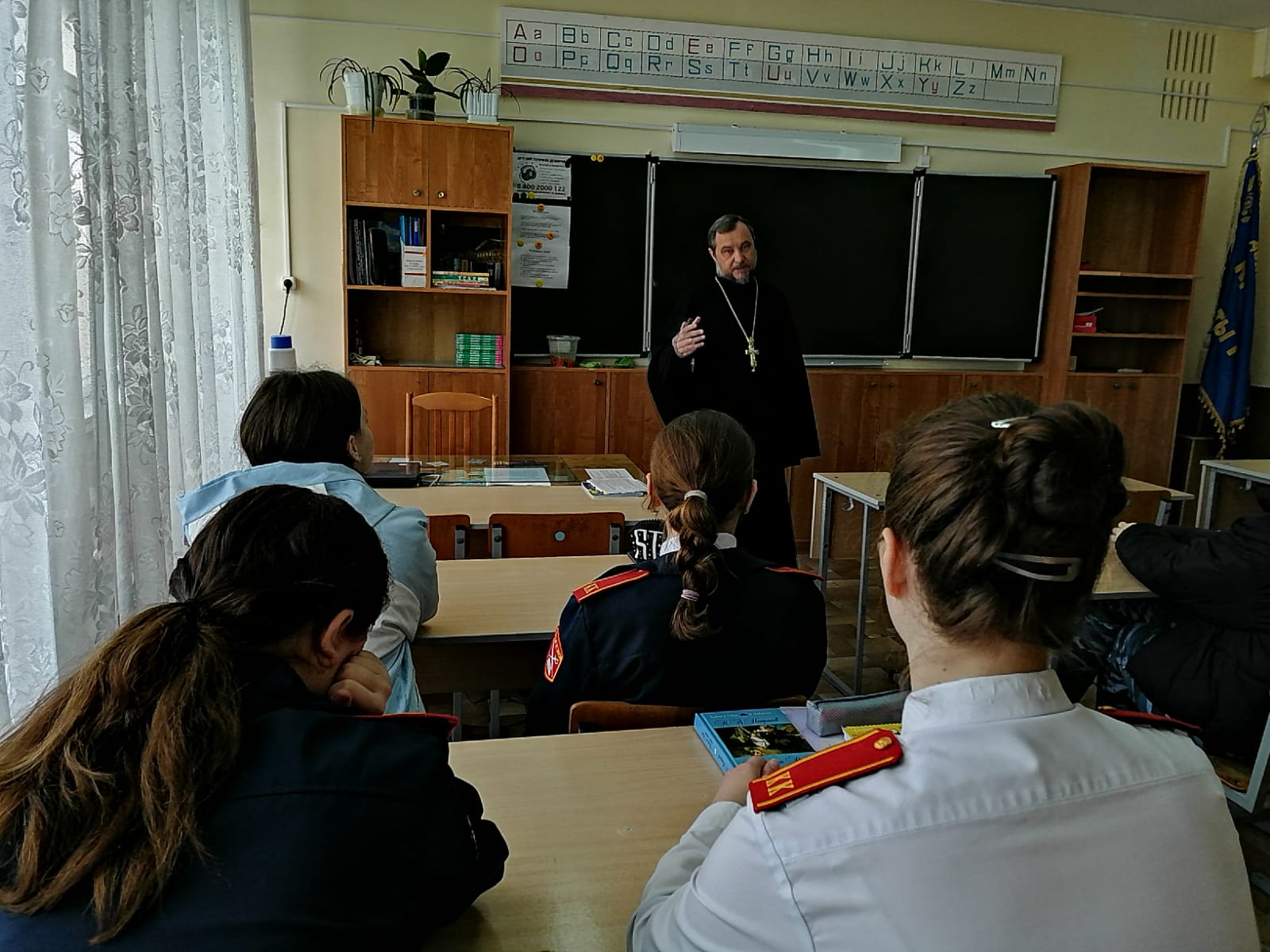 Старший священник Никольского собора провел беседу с кадетами 10 класса средней школы 7 г.Камышина.