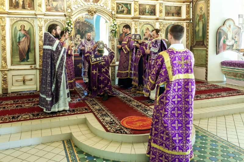 Епископ Городищенский Феоктист, викарий Волгоградской епархии, совершил Божественную литургию в Никольском кафедральном соборе Камышина