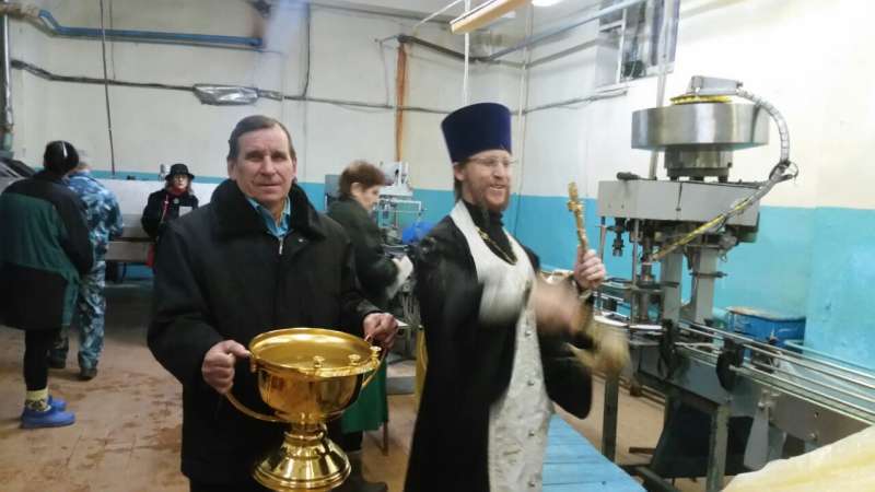 Священнослужители Никольского кафедрального собора освятили воду на предприятии «Камышинпищепром»
