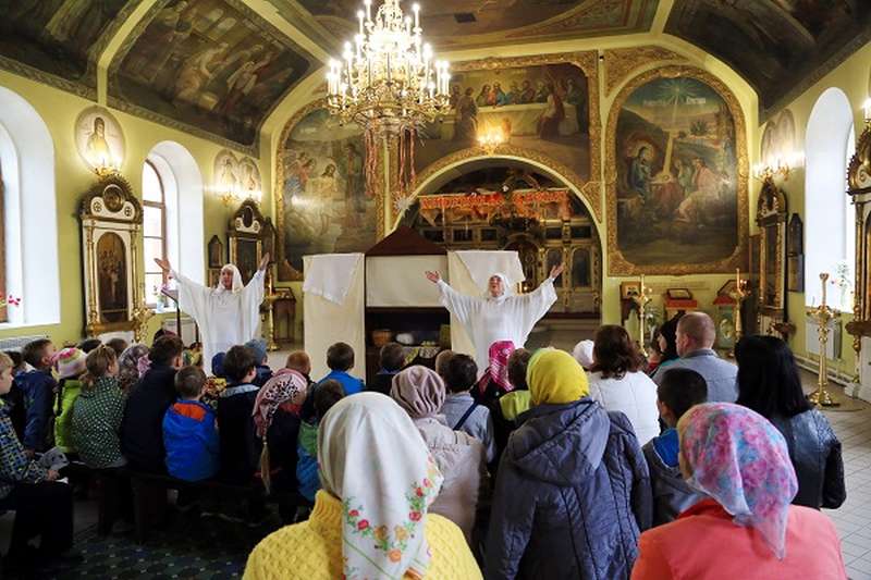 В  Никольском соборе побывал в гостях Волгоградский театр кукол «Колобок»