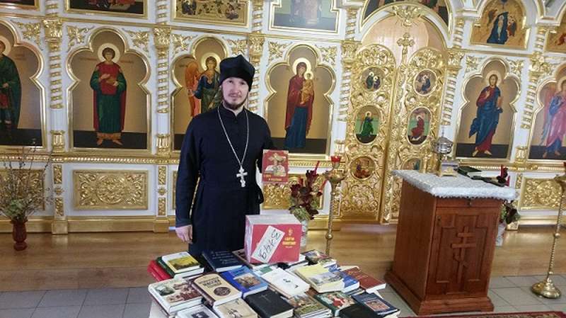 Собранная прихожанами Никольского собора православная литература передана военным