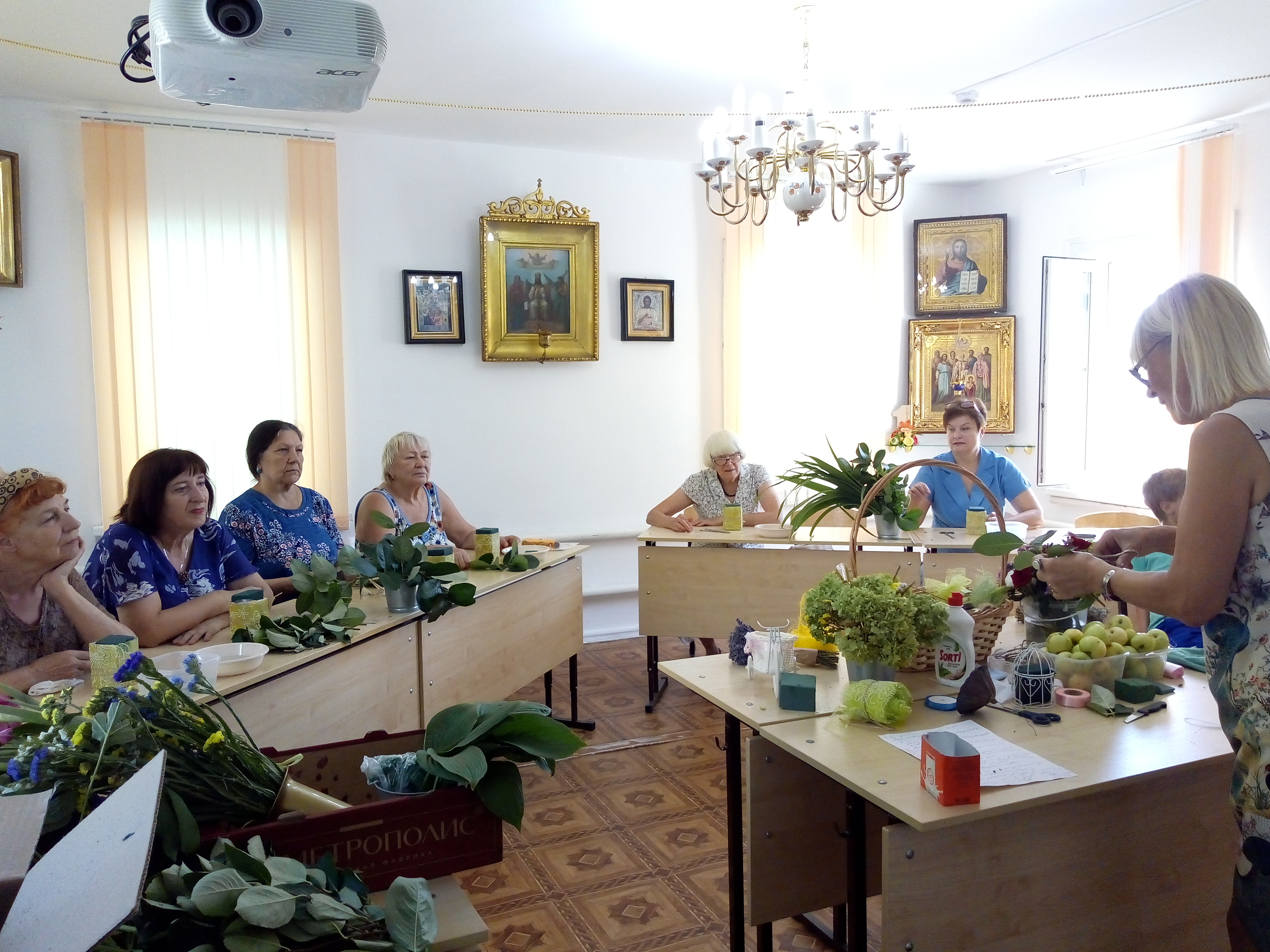 Флористический мастер-класс к Яблочному Спасу прошел сегодня В Никольском кафедральном соборе.