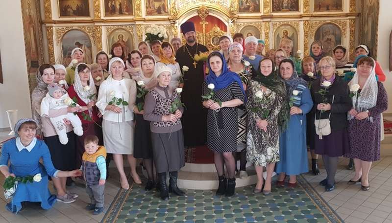 Протоиерей Алексий Кузнецов поздравил сотрудниц Никольского собора с днем святых жен-мироносиц
