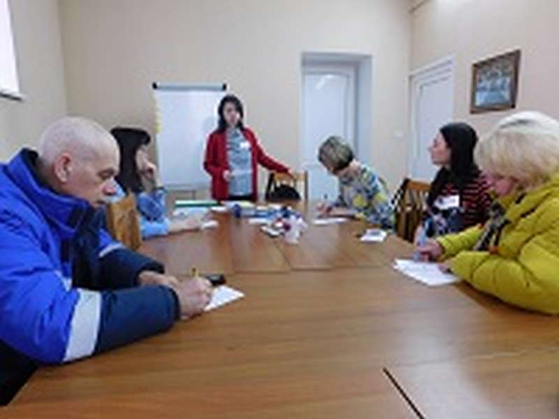 Родители учились хвалить детей на занятии курса «Успешные родители»