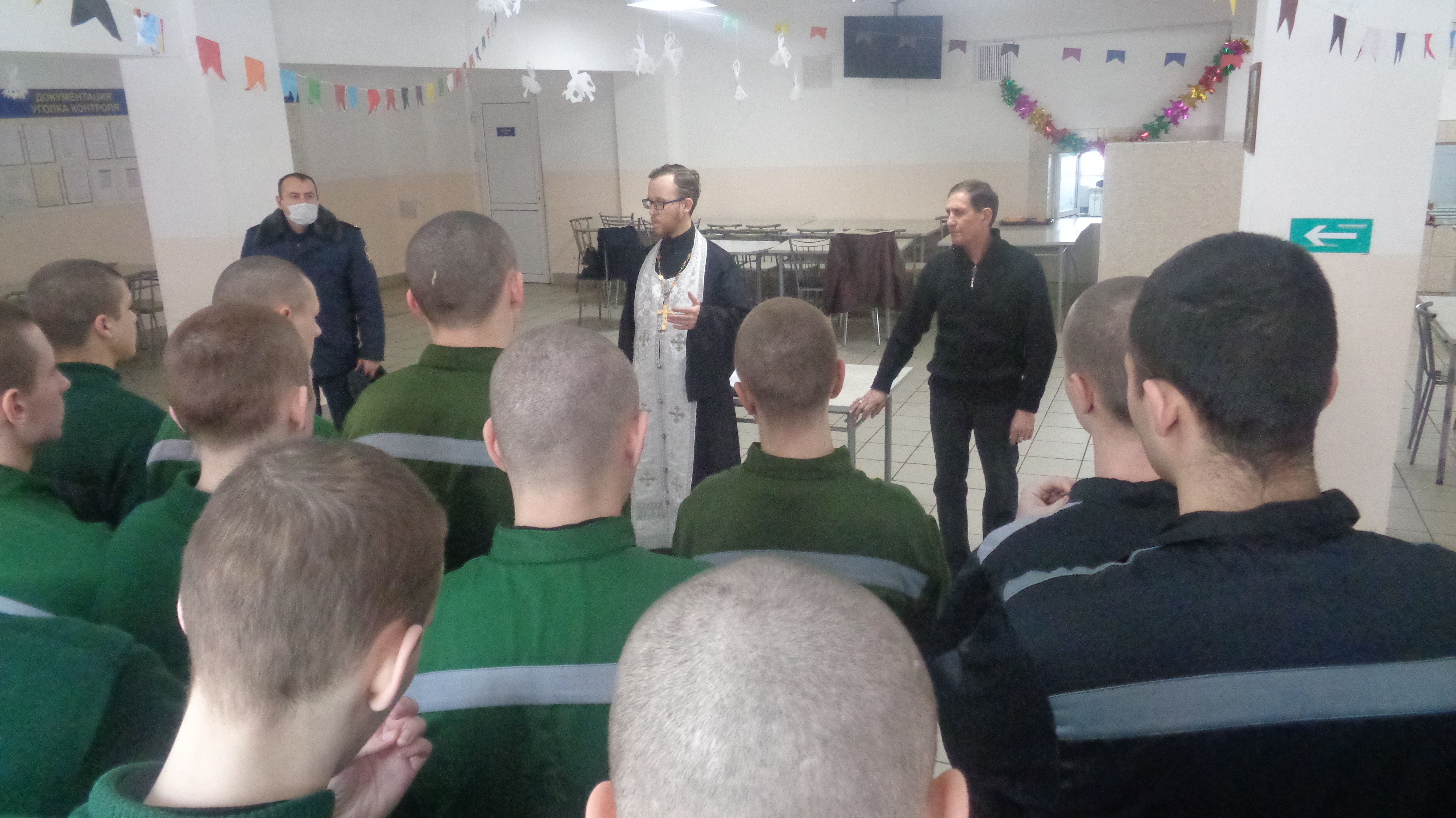 Клирик Никольского кафедрального собора протоиерей Алексий Винокуров с волонтером собора Юрием Титовым посетили исправительную колонию для подростков.