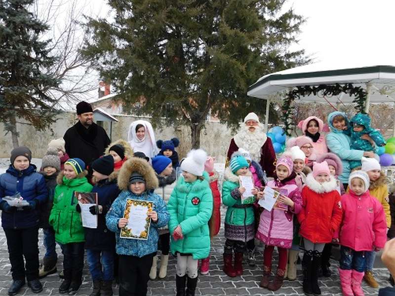 Победителям и участникам конкурса «Подарки для Деда Мороза» вручены дипломы и призы