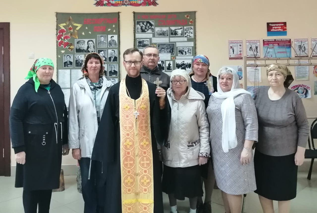 Клирик Никольского кафедрального собора совершил панихиду об упокоении православных христиан.