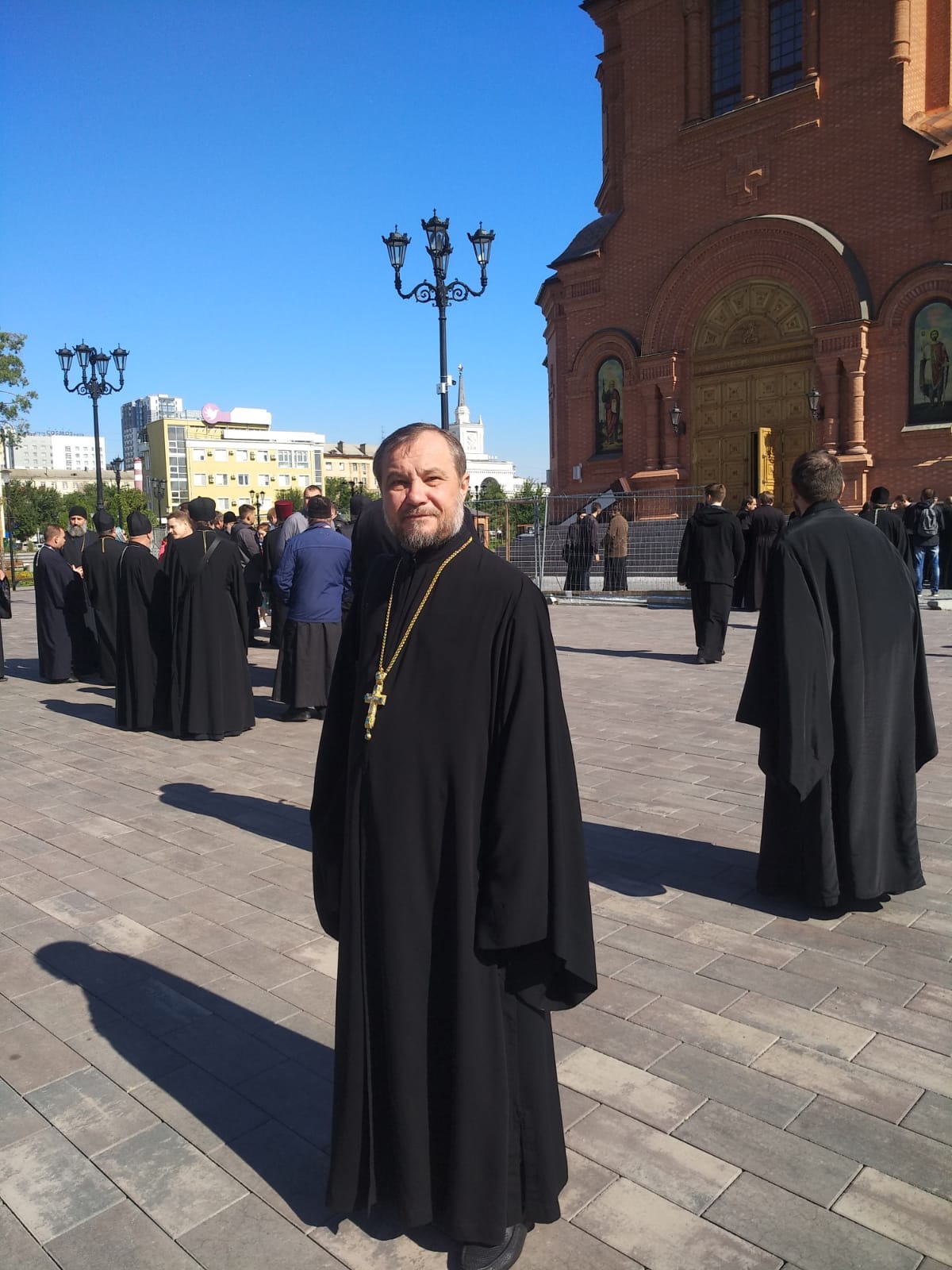 Сегодня перед собором Александра Невского состоялся инструктаж для священнослужителей и волонтеров.