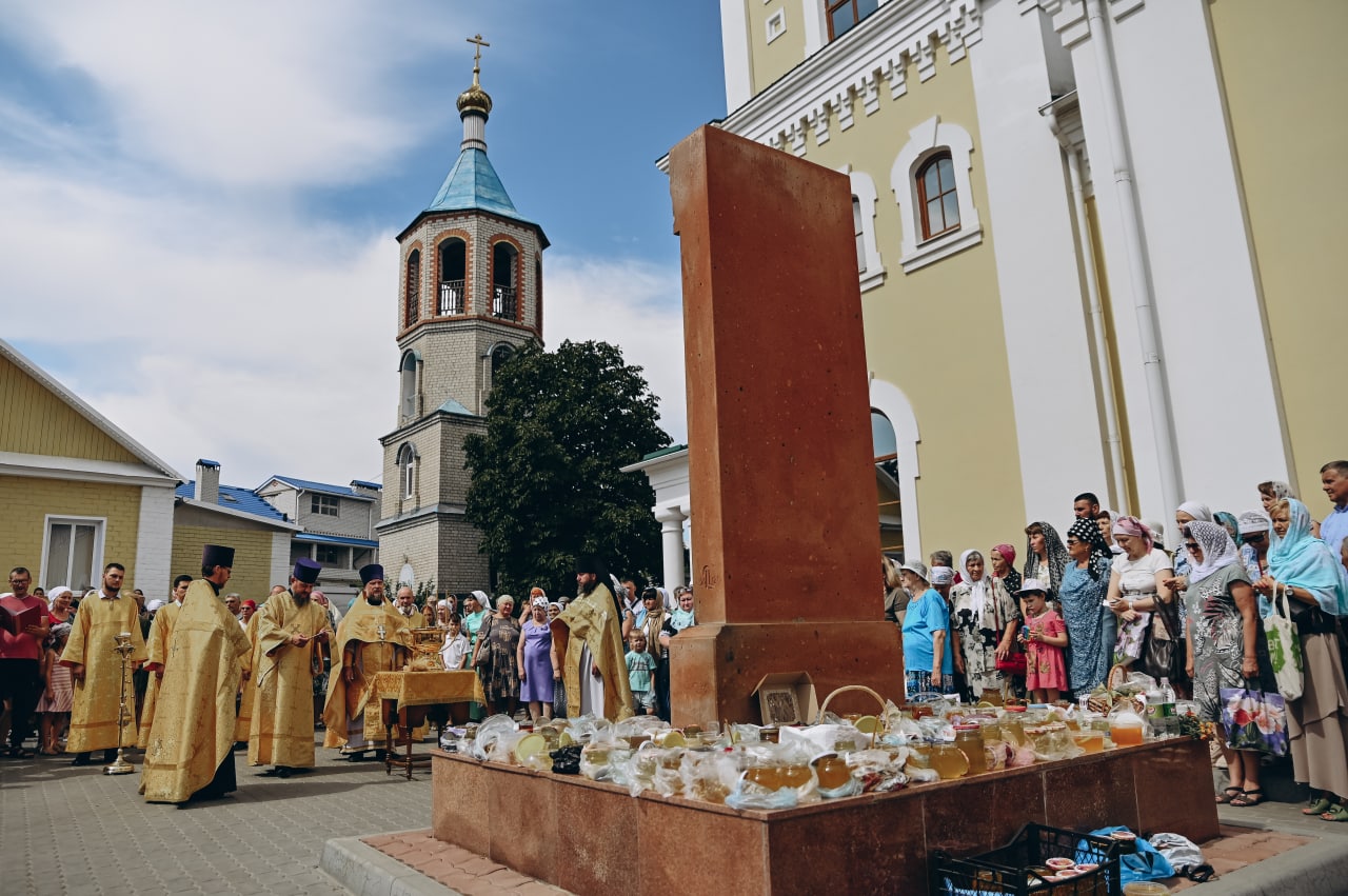 Никольский собор отмечает праздник: Происхождение Древа Честного и Животворящего Креста Господня.